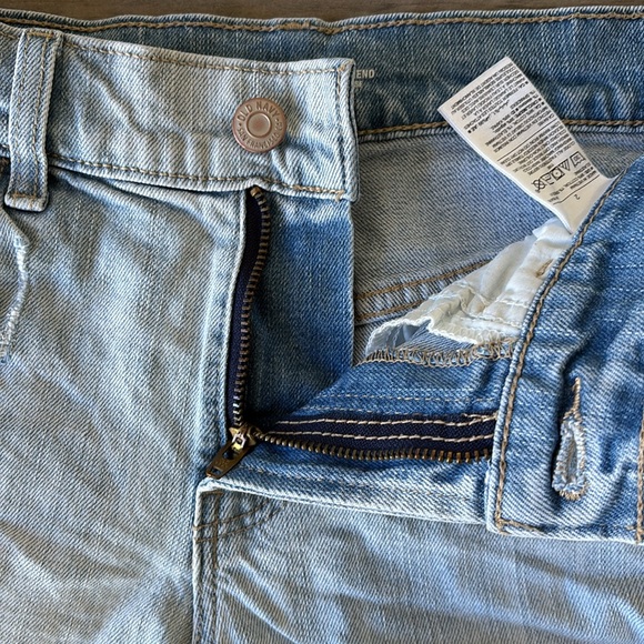 ⭐️Old Navy Boyfriend Mid Rise Distressed Denim Shorts Size 2 - Picture 3 of 6